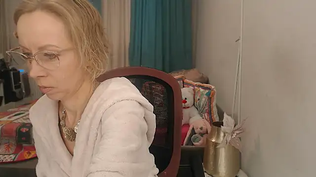 LuxuryNika online show from 8, 4, 2026