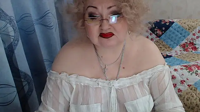 Snapshot of livingnextdoor chatting on 3, 5, 2026 livingnextdoor online show from 3, 5, 2026