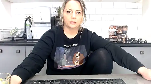 erikaerika online show from 4, 3, 2025