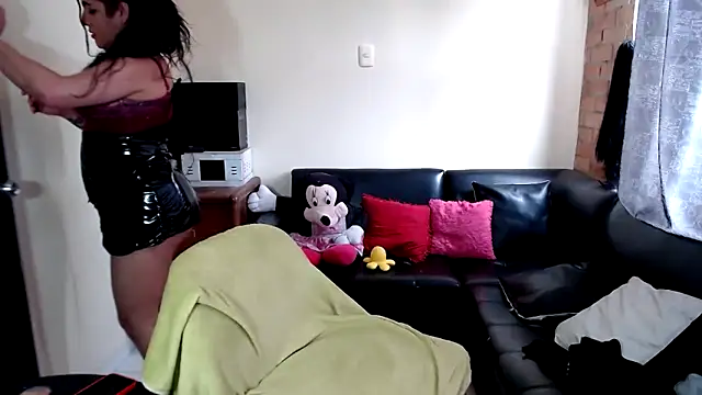 Sashaferrari2000 online show from 5, 3, 2025