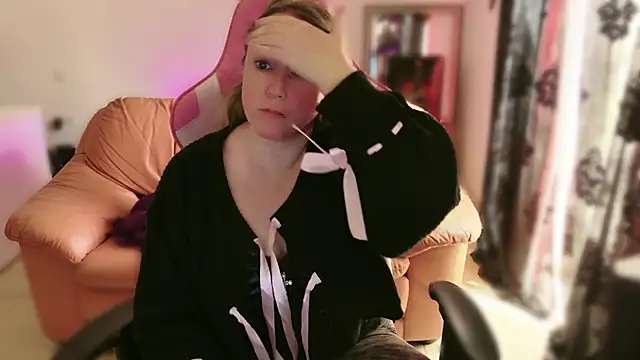 kisicaxx online show from 18, 2, 2025