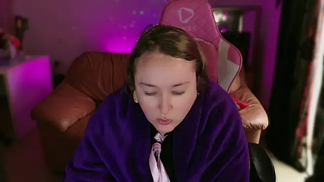 kisicaxx online show from 18, 2, 2025