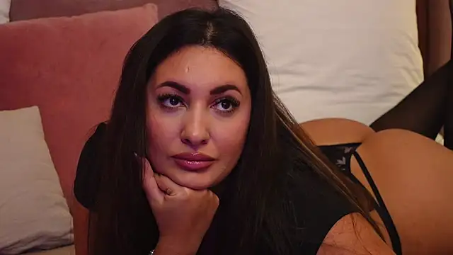 Snapshot of YaaraCollins chatting on 17, 10, 2025 YaaraCollins online show from 17, 10, 2025