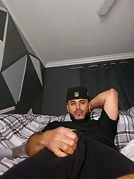 Snapshot of gardy8585 chatting on 8, 12, 2024 gardy8585 online show from 8, 12, 2024