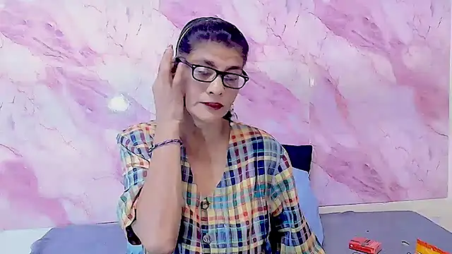 Snapshot of IndianAllure chatting on 10, 10, 2025 IndianAllure online show from 10, 10, 2025