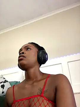 LuciousLips96 online show from 5, 12, 2025