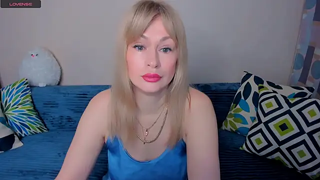 Snapshot of EllenMoore chatting on 21, 4, 2026 EllenMoore online show from 21, 4, 2026