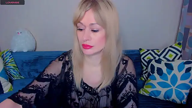 Snapshot of EllenMoore chatting on 24, 4, 2026 EllenMoore online show from 24, 4, 2026