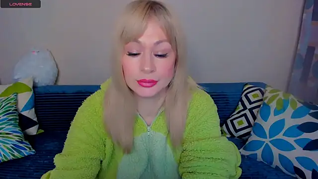 Snapshot of EllenMoore chatting on 28, 4, 2026 EllenMoore online show from 28, 4, 2026