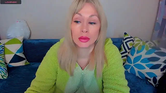 Snapshot of EllenMoore chatting on 29, 4, 2026 EllenMoore online show from 29, 4, 2026