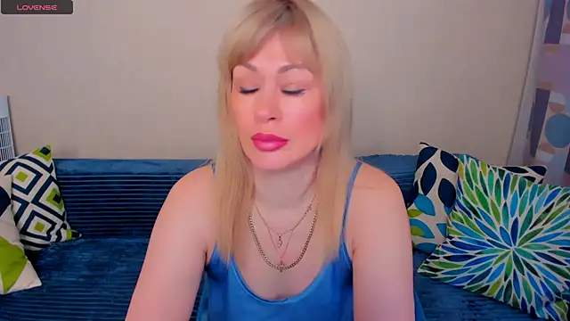 Snapshot of EllenMoore chatting on 9, 5, 2026 EllenMoore online show from 9, 5, 2026