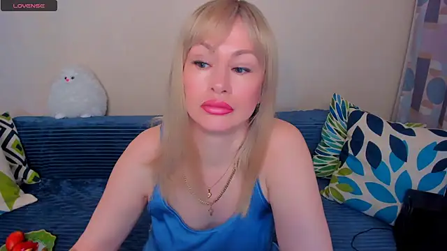 Snapshot of EllenMoore chatting on 20, 5, 2026 EllenMoore online show from 20, 5, 2026