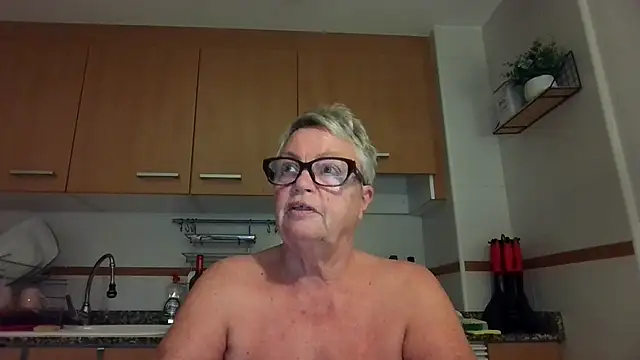 GrannyChrissy68 online show from 28, 9, 2025