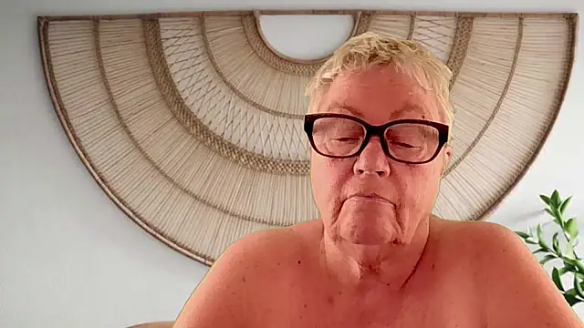 GrannyChrissy68 online show from 13, 4, 2026