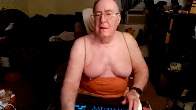 Snapshot of Toastir chatting on 15, 4, 2026 Toastir online show from 15, 4, 2026