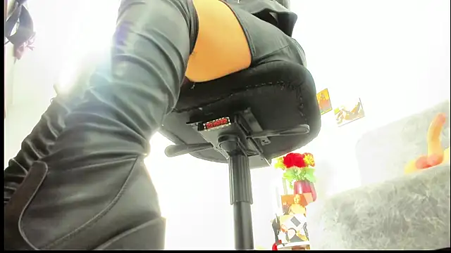 MIss Kendall  online show from 23, 2, 2025