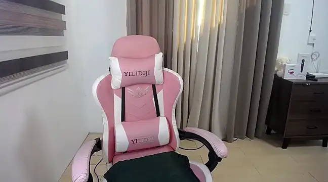 Snapshot of Bombshell_Ashy chatting on 12, 3, 2025 Bombshell Ashy online show from 12, 3, 2025