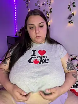 Snapshot of honeyviolet chatting on 10, 9, 2025 honeyviolet online show from 10, 9, 2025