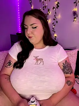 Snapshot of honeyviolet chatting on 3, 10, 2025 honeyviolet online show from 3, 10, 2025