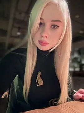 LaraHollywood online show from 12, 11, 2025