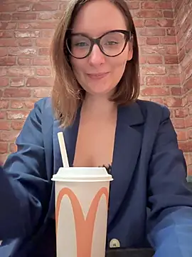 Snapshot of The_Snowwhitee chatting on 20, 11, 2025 The Snowwhitee online show from 20, 11, 2025