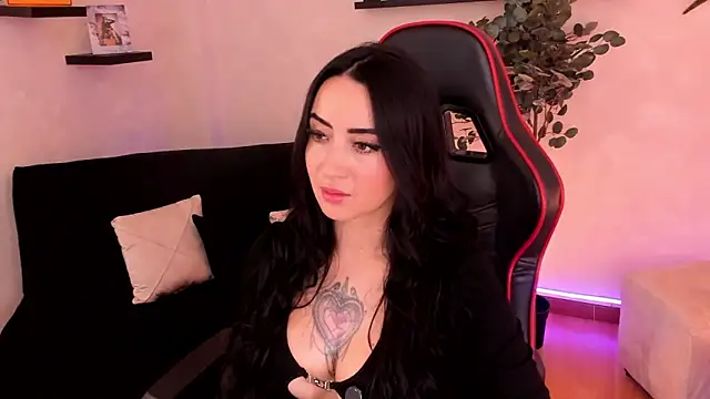 Snapshot of EmmyEvans1 chatting on 10, 11, 2025 EmmyEvans1 online show from 10, 11, 2025