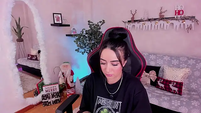 Snapshot of EmmyEvans1 chatting on 23, 11, 2025 EmmyEvans1 online show from 23, 11, 2025