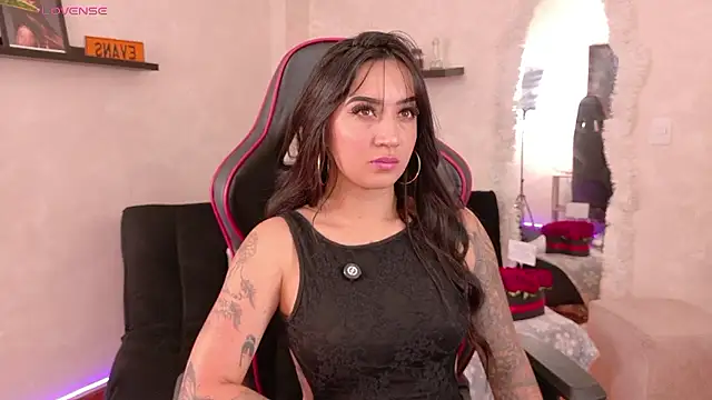 Snapshot of EmmyEvans1 chatting on 8, 1, 2026 EmmyEvans1 online show from 8, 1, 2026