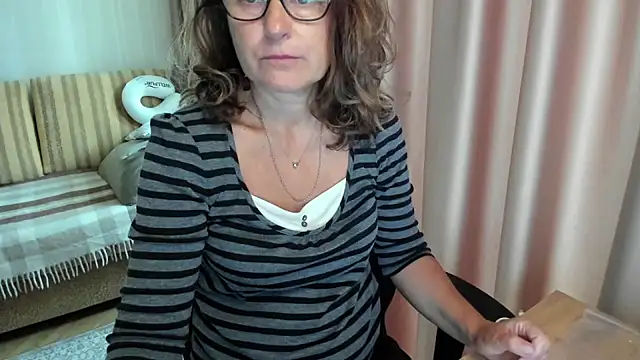 Snapshot of lauraoven chatting on 8, 7, 2026 lauraoven online show from 8, 7, 2026