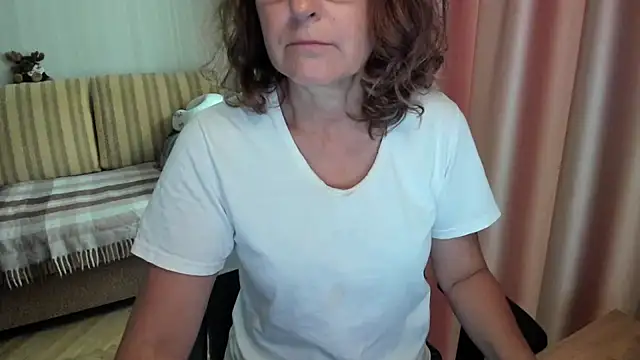 Snapshot of lauraoven chatting on 2, 8, 2026 lauraoven online show from 2, 8, 2026