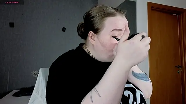 Snapshot of EMMA__CONNOR chatting on 28, 9, 2025 EMMA  CONNOR online show from 28, 9, 2025