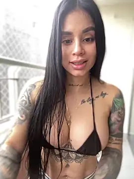 LaraHenao online show from 10, 1, 2025