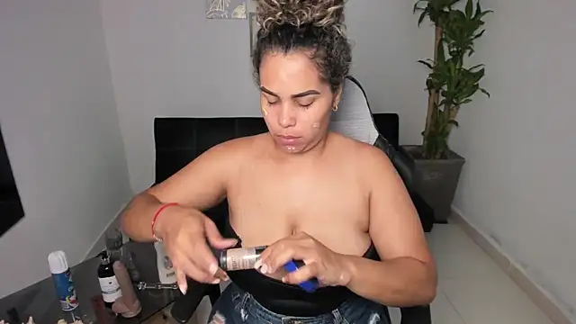 Snapshot of alyssannVhm chatting on 2, 2, 2025 alyssannVhm online show from 2, 2, 2025