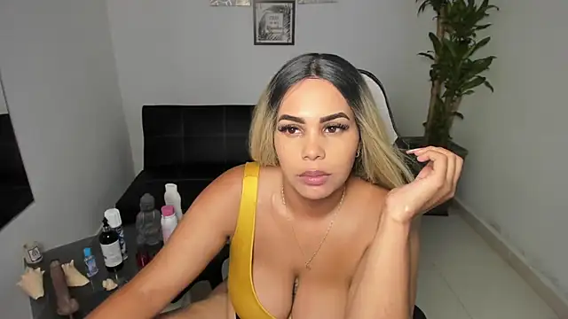 Snapshot of alyssannVhm chatting on 8, 3, 2025 alyssannVhm online show from 8, 3, 2025