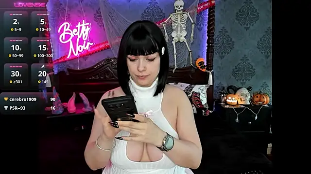 Snapshot of BettyNoir chatting on 3, 11, 2025 BettyNoir online show from 3, 11, 2025