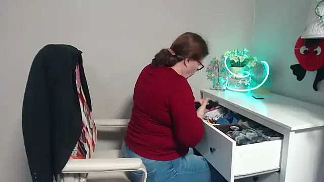 Adelewildx online show from 5, 3, 2025