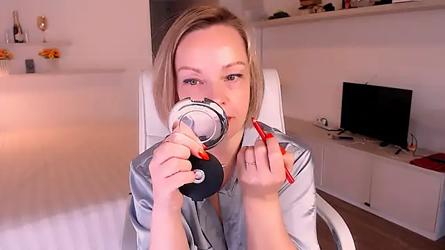 Tilly Eliot online show from 24, 10, 2025