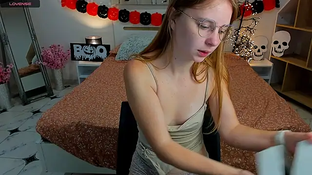 Snapshot of CharmedDoll chatting on 18, 10, 2025 CharmedDoll online show from 18, 10, 2025