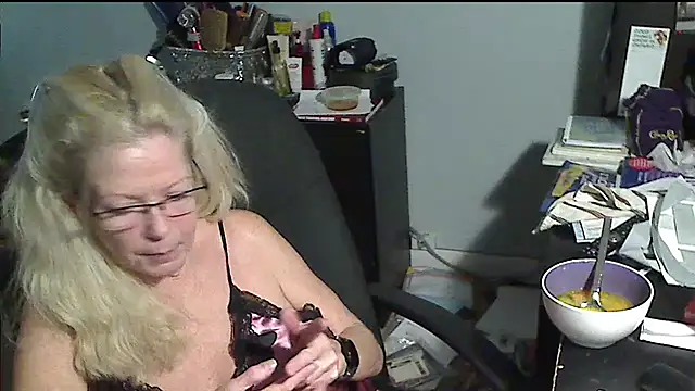 Snapshot of XTRAHORNYONE chatting on 28, 11, 2025 XTRAHORNYONE online show from 28, 11, 2025