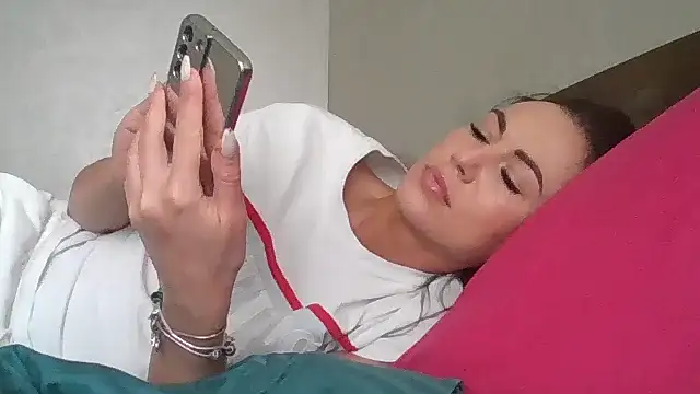 Snapshot of JulianaGold1 chatting on 6, 2, 2025 JulianaGold1 online show from 6, 2, 2025