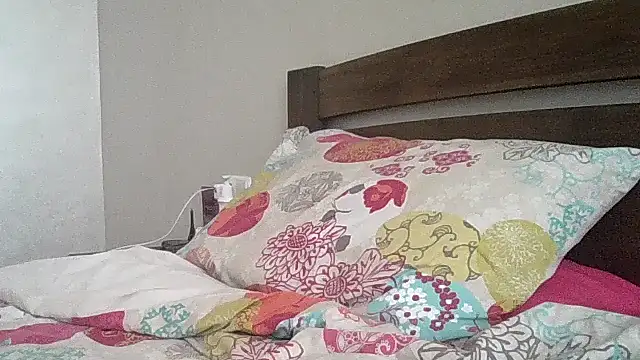 Snapshot of JulianaGold1 chatting on 10, 9, 2025 JulianaGold1 online show from 10, 9, 2025