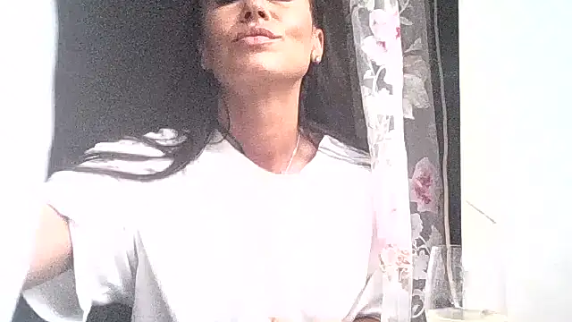 Snapshot of JulianaGold1 chatting on 11, 9, 2025 JulianaGold1 online show from 11, 9, 2025