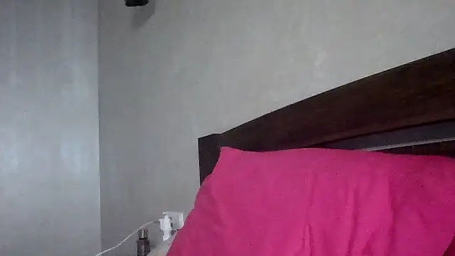 Snapshot of JulianaGold1 chatting on 17, 9, 2025 JulianaGold1 online show from 17, 9, 2025