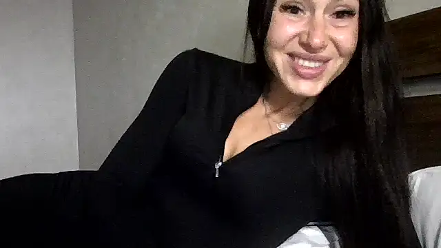 Snapshot of JulianaGold1 chatting on 10, 10, 2025 JulianaGold1 online show from 10, 10, 2025