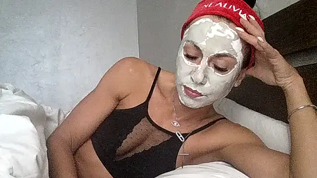 Snapshot of JulianaGold1 chatting on 19, 10, 2025 JulianaGold1 online show from 19, 10, 2025