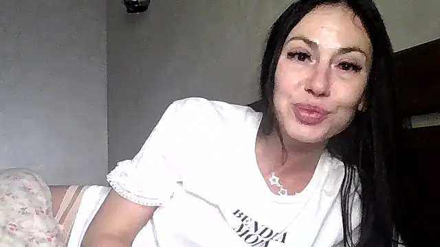 Snapshot of JulianaGold1 chatting on 19, 11, 2025 JulianaGold1 online show from 19, 11, 2025