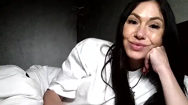 Snapshot of JulianaGold1 chatting on 15, 12, 2025 JulianaGold1 online show from 15, 12, 2025