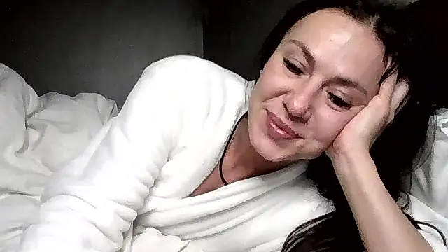 Snapshot of JulianaGold1 chatting on 22, 12, 2025 JulianaGold1 online show from 22, 12, 2025