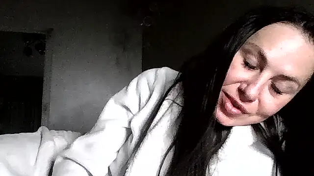 Snapshot of JulianaGold1 chatting on 6, 6, 2026 JulianaGold1 online show from 6, 6, 2026