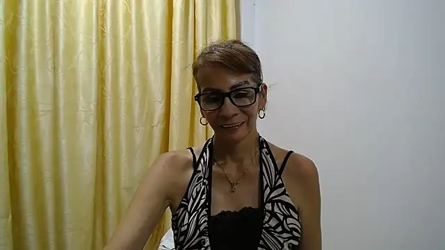 Snapshot of mommysexy16 chatting on 10, 10, 2025 mommysexy16 online show from 10, 10, 2025